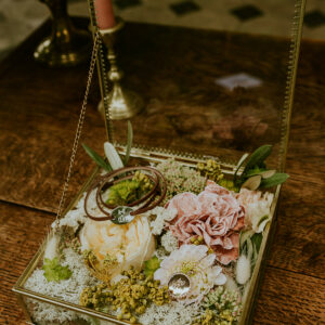Boîte en verre aux contours dorés