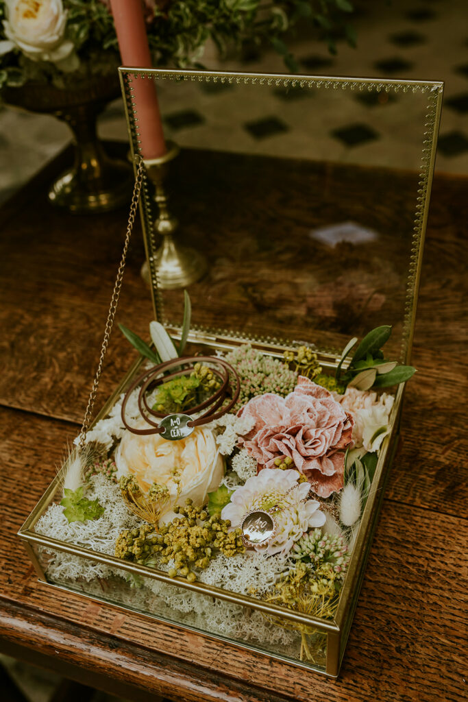 Boîte en verre aux contours dorés